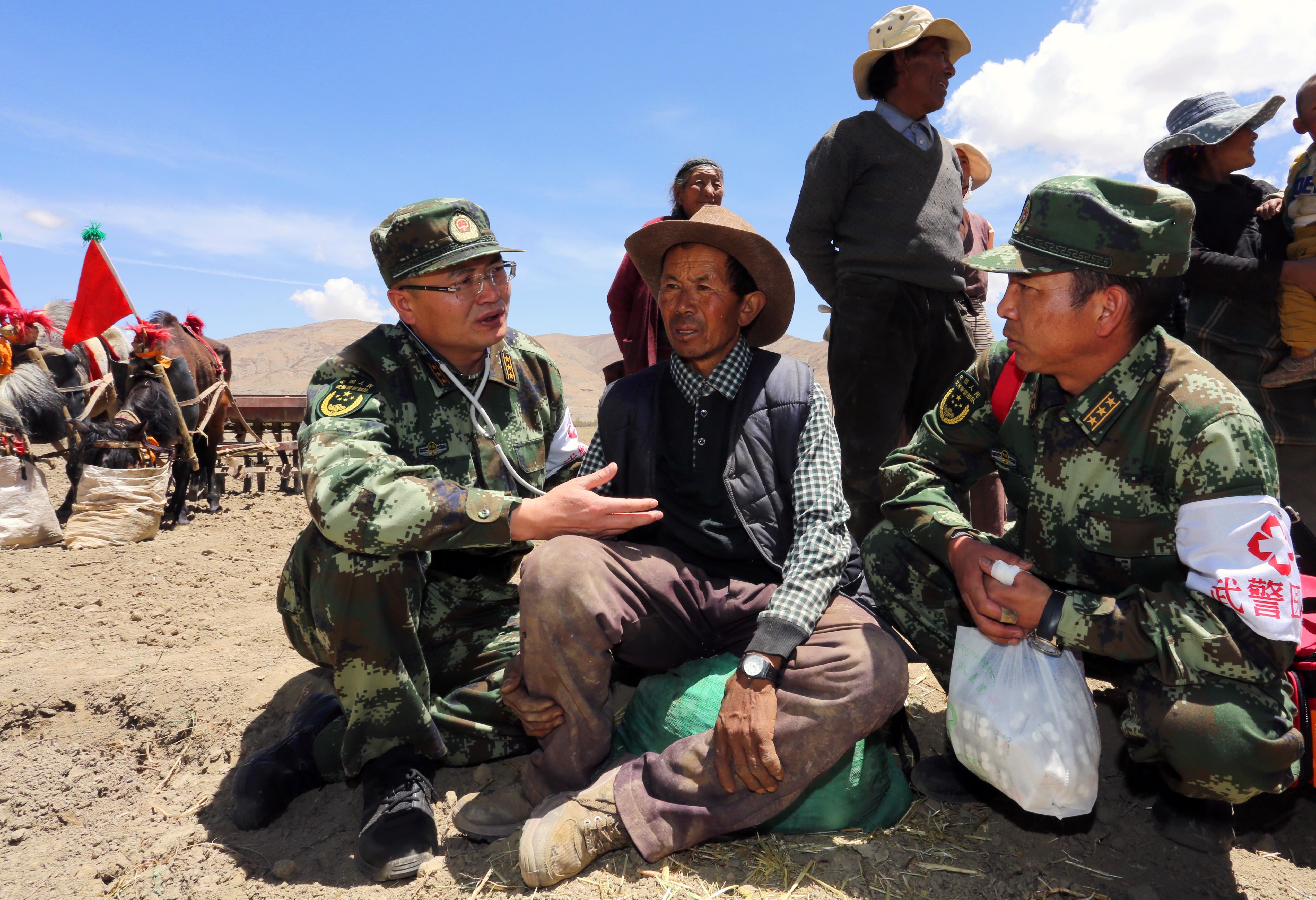 2016年5月9日，武警西藏总队医院医护人员下乡巡诊，图为官兵正在询问江孜县重孜乡一名在田间劳作村民的病情。葛涛摄