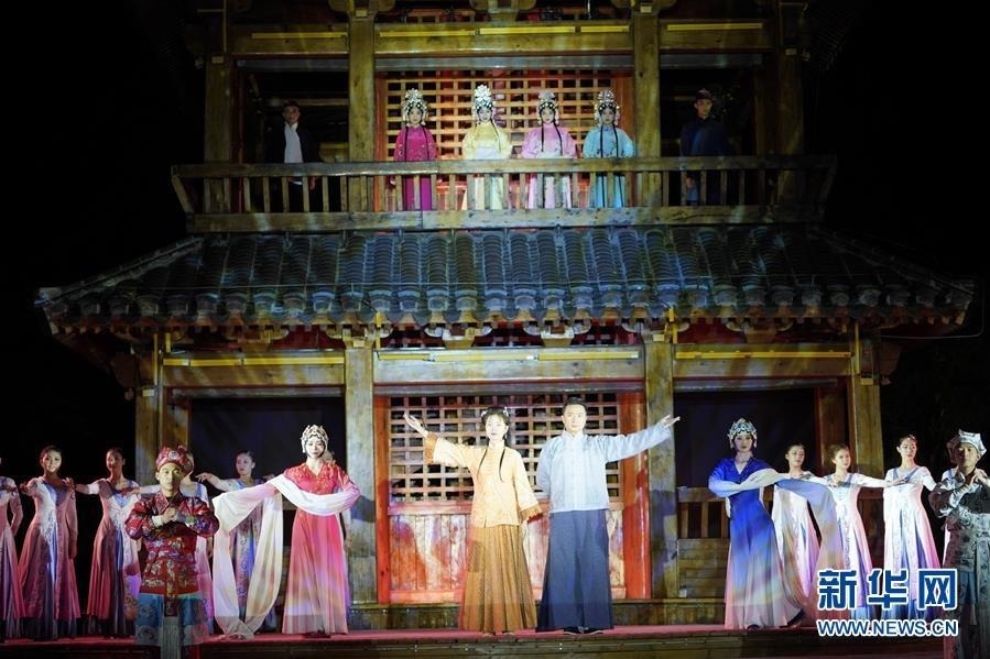 10月24日，演员在表演实景剧《那年芳华》。 河北省唐山市在南湖景区打造沉浸式实景剧《那年芳华》。该剧以南湖景区的自然景观为载体，利用光影艺术，展现了梨园人的家国情怀。