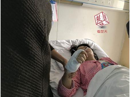 15岁女生被捅10余刀,血肉模糊地昏倒在父亲面前 15岁女生被捅10余刀,血肉模糊地昏倒在父亲面前