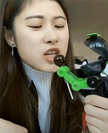 搞笑gif:结婚了,找了个女婿戴着俩酒瓶底子!