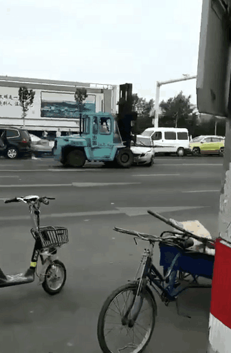 围观者拍摄的视频显示,当天上午,这名中年男子开着一辆绿色小型叉车