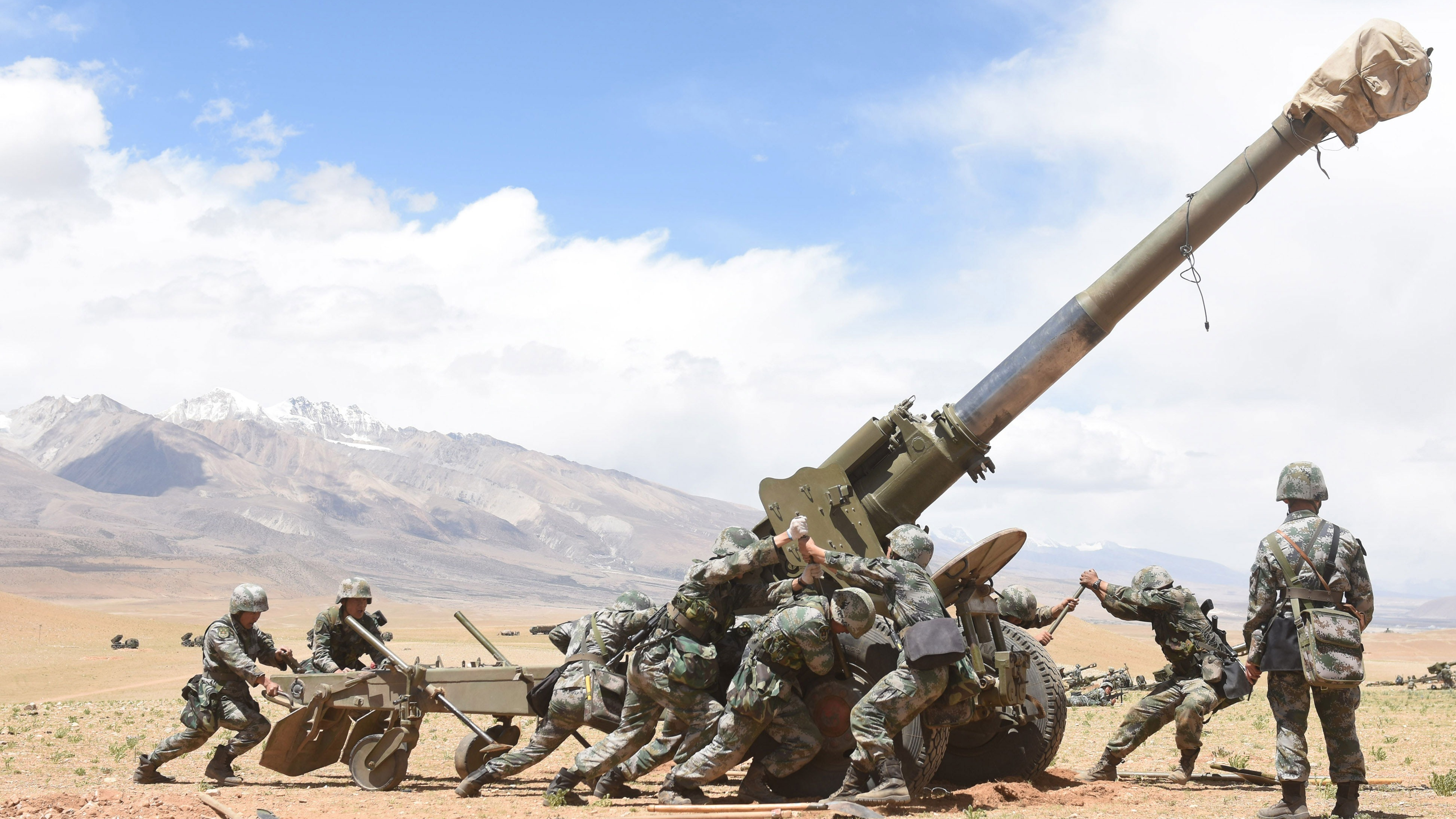 感受硬核演习：西藏军区炮兵演习重炮推着走