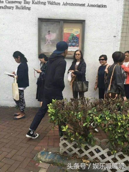 刘恺威生活近况,排队接仔背影落寞,沉默两个月