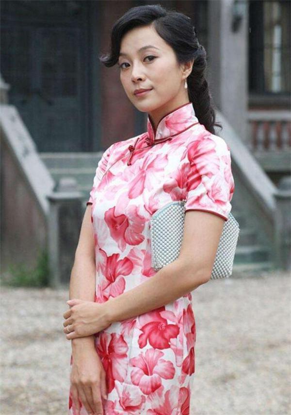 42岁苏岩近照曝光:为演戏光头造型吸睛,二婚大12岁罗嘉良超幸福