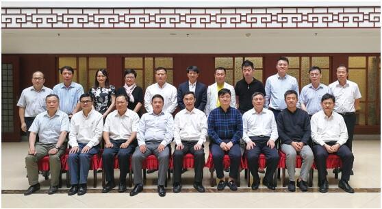 座谈会上,金发科技董事长袁志敏,佳都集团董事长刘伟,尚品宅配董事长