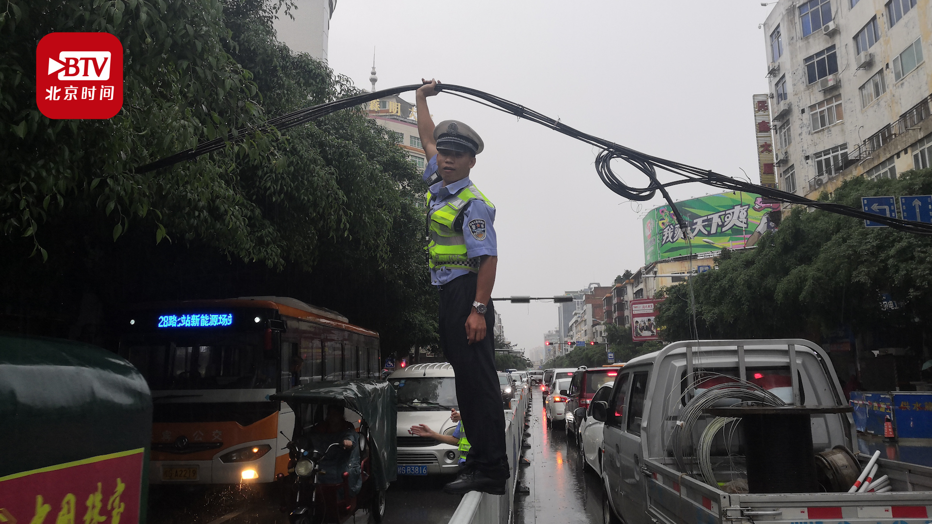 狂风暴雨中 他徒手撑起掉落电缆40分钟 原因竟是为了……