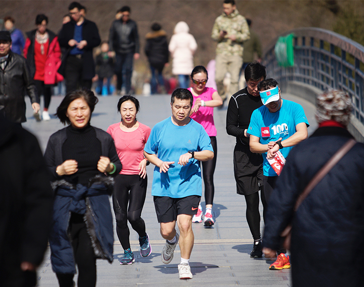 穿短袖跑步的市民.