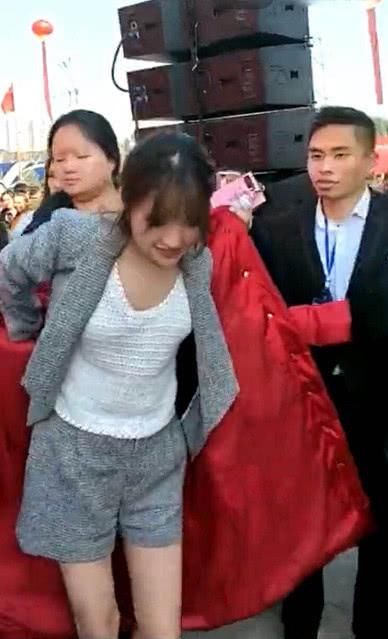 连胡歌都不淡定的女神,如今沦落到小县城演出