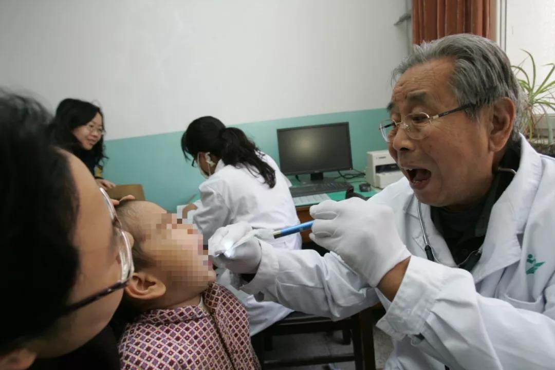 含泪送别!8毛钱治好高烧的“不打针爷爷”,这才是医者仁心 含泪送别!8毛钱治好高烧的“不打针爷爷”,这才是医者仁心