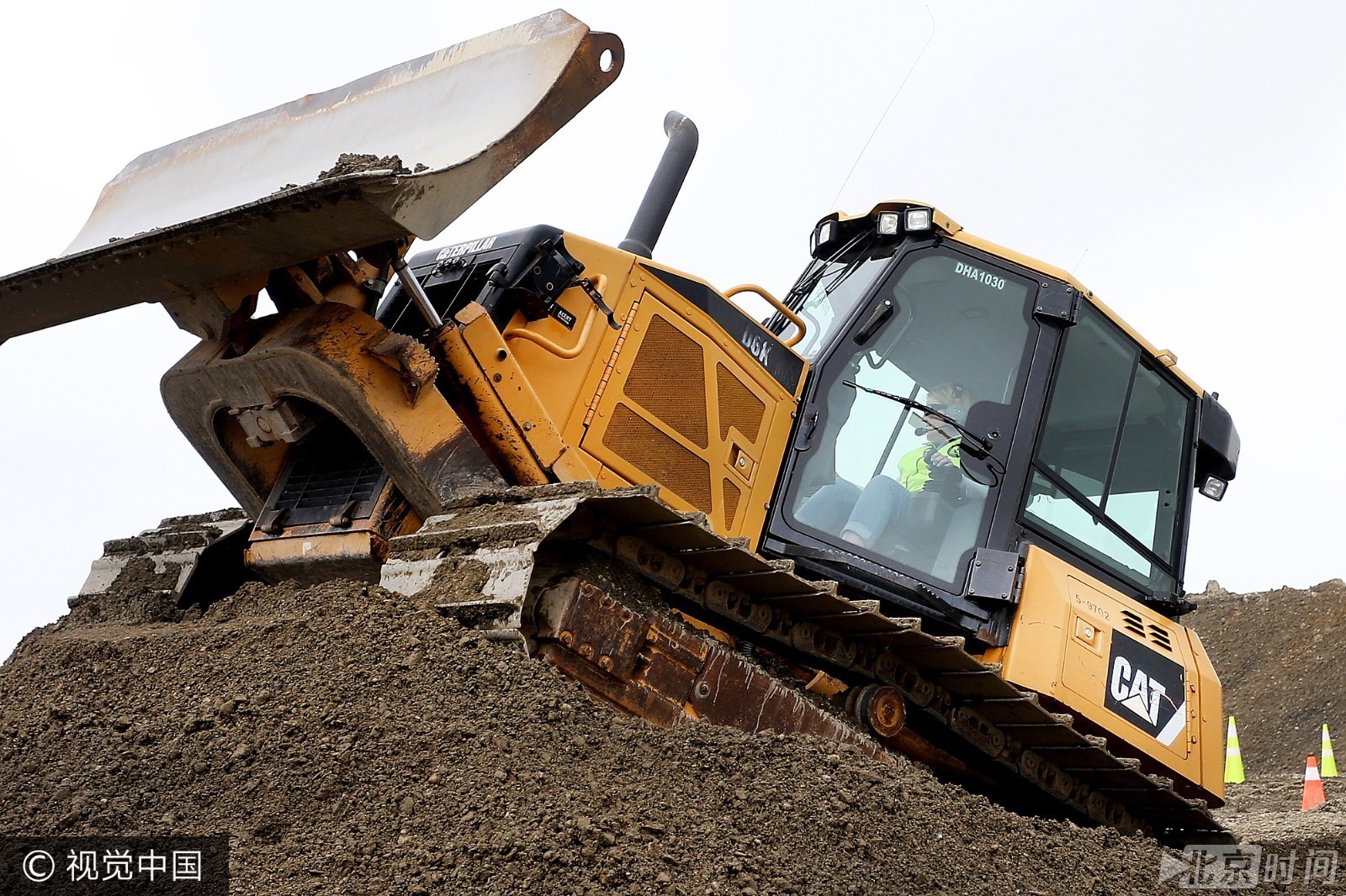首家重型机械游乐场开业,游客可以在一个巨大的砾石坑里操作推土机