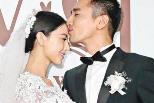 明星婚礼亲吻照,王祖蓝像啃肉,霍建华流口水,贾