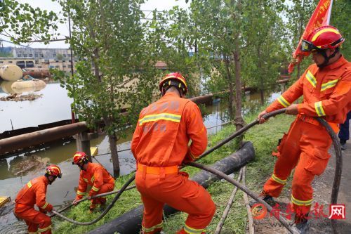 11套远程供水系统排水量超7万立方米 山东消防救援总队全力应对马桥镇内涝