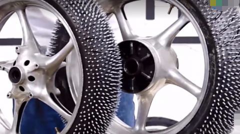 男子将3000枚螺钉在摩托车轮胎上,冰面上行走