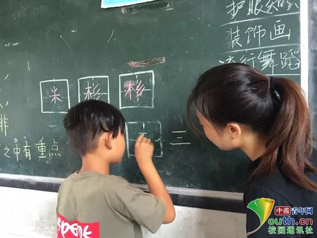 湖师学子将汉字书写带入课堂 让孩子感受文字