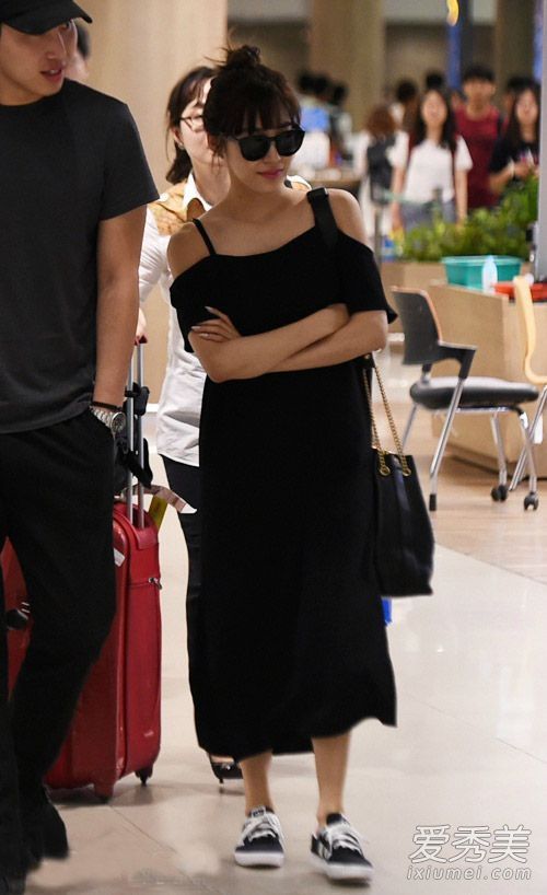 黄美英真的很喜欢露肩装，穿黑色露肩连衣裙配黑色球鞋，肩部挖空设计既性感又透气，扎着丸子头很清爽。