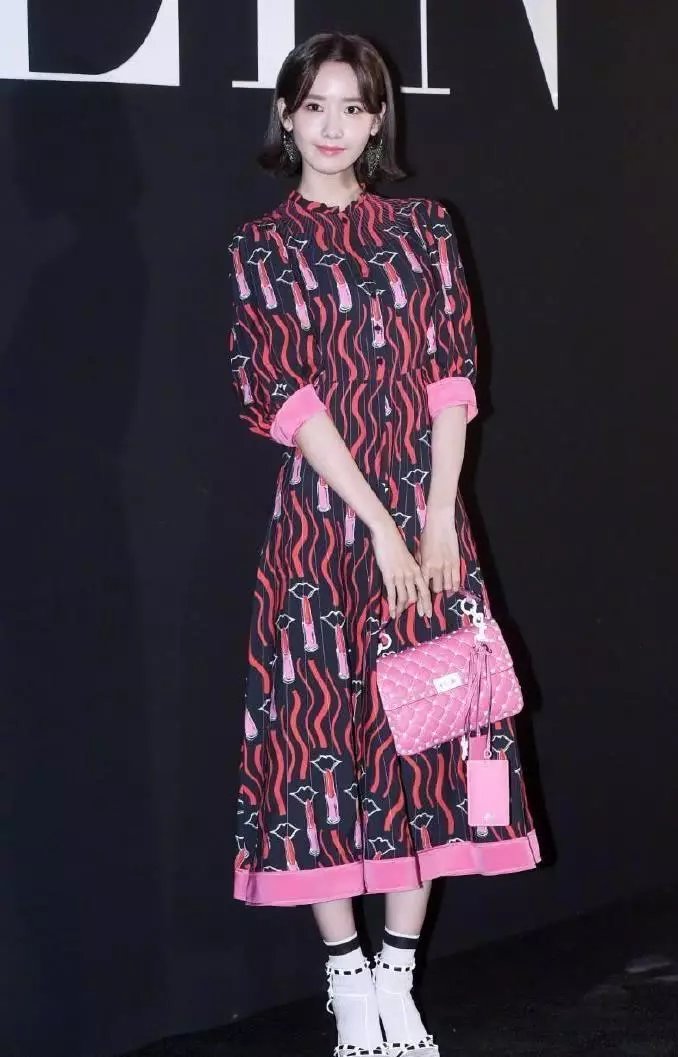 林允儿超短红色卫衣配紧身裤,大跳热舞秀身材