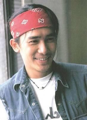 时尚过头了!梁朝伟裤子塞袜子里,白百合大冷天