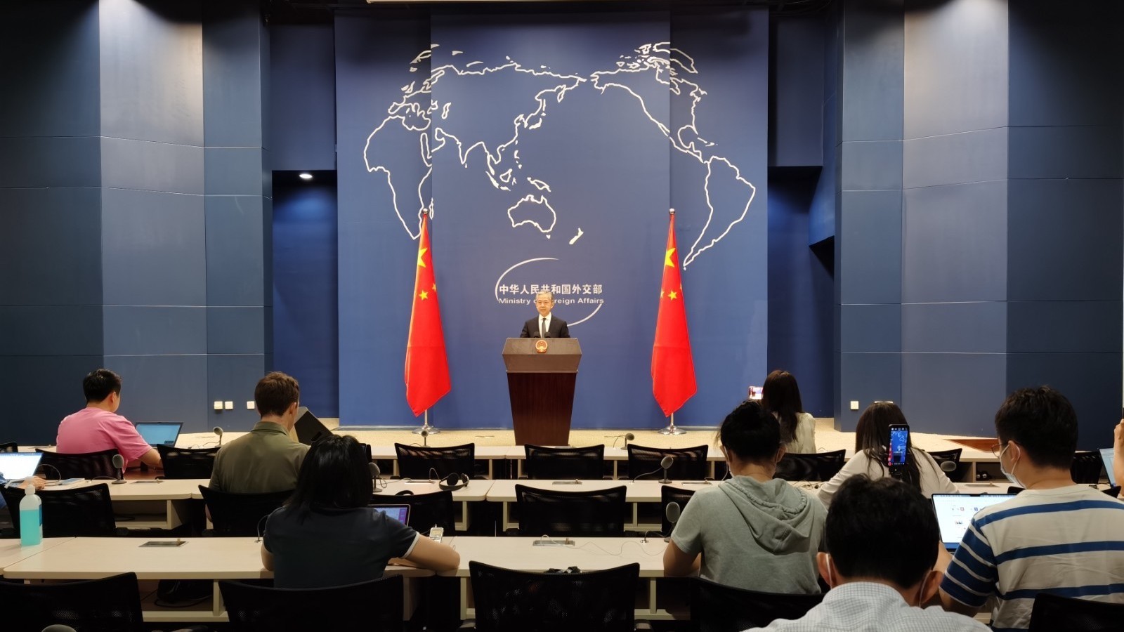 外交部：全力维护海外中国公民和机构安全与正当权益