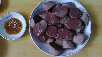 实拍农村灌猪血肠的情景,城市人根本无法想象