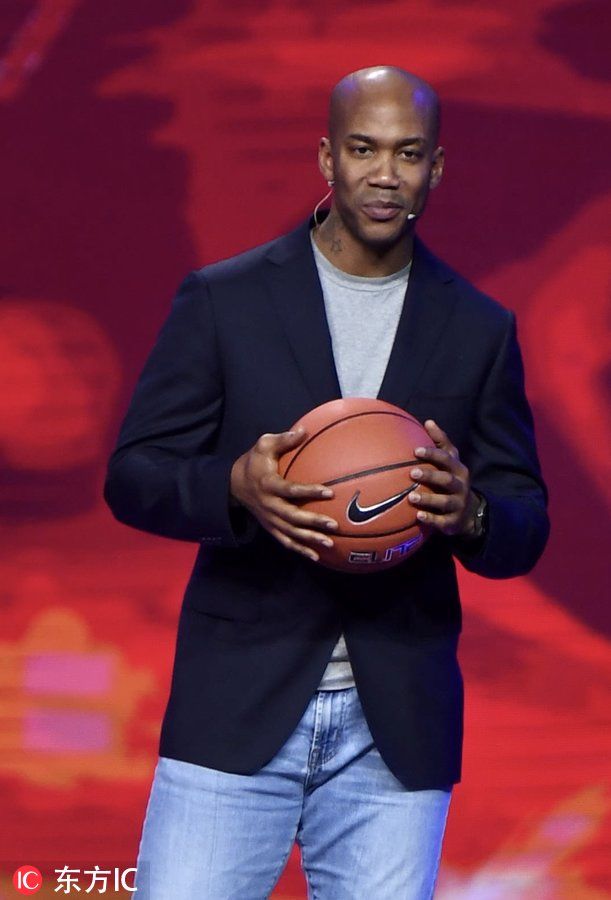 马布里亮相视频网站活动 西装仔裤秀球技开心大笑