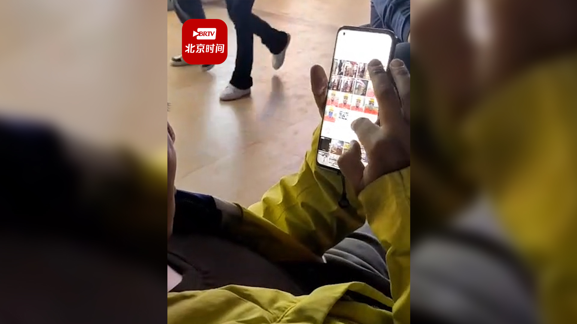 女生被偷拍臀部舍友勇敢对峙让男子删除道歉：害怕又气愤，事后觉得应该报警