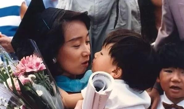 陈美龄拿到斯坦福教育学博士学位那天,孩子们也替她开心 综合自网络