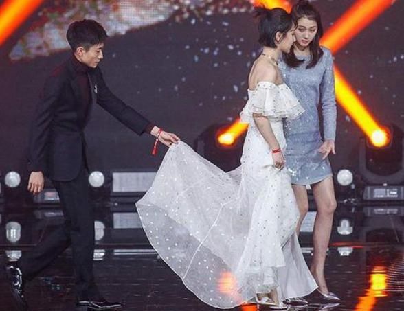 你们只夸张一山给杨紫提裙子绅士,但有谁注意