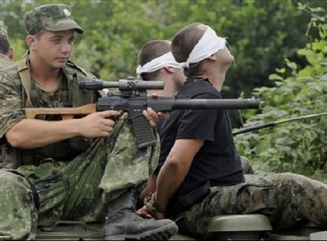 但是，格鲁吉亚想收回南奥塞梯和阿布哈兹的想法一直就没有停歇，尤其是在年轻的总统萨卡什维利通过颜色革命，推翻谢瓦尔德纳泽上台以后，马上倒向西方，亲近美国，谋求加入北约，收回南奥塞梯和阿布哈兹的愿望更加强烈，他的这一系列举动引起了俄罗斯的强烈不满。图为被俘虏的格鲁吉亚士兵。