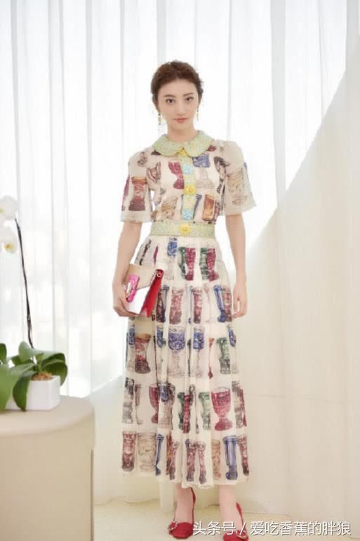 景甜也靠衣服博眼球?裙子竟开到肚脐眼,真的