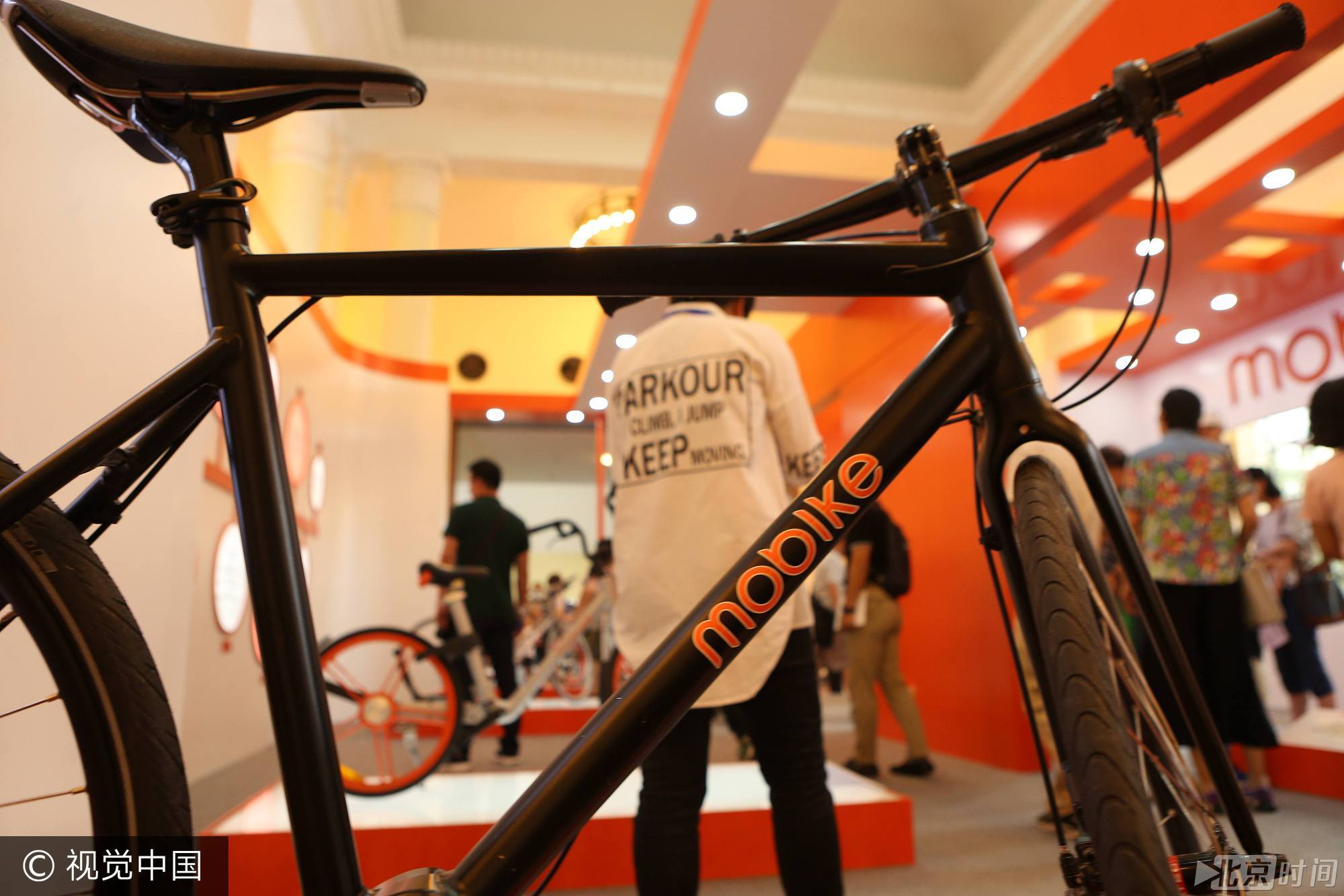 摩拜单车亮相上海科博会 展示最新技术单车