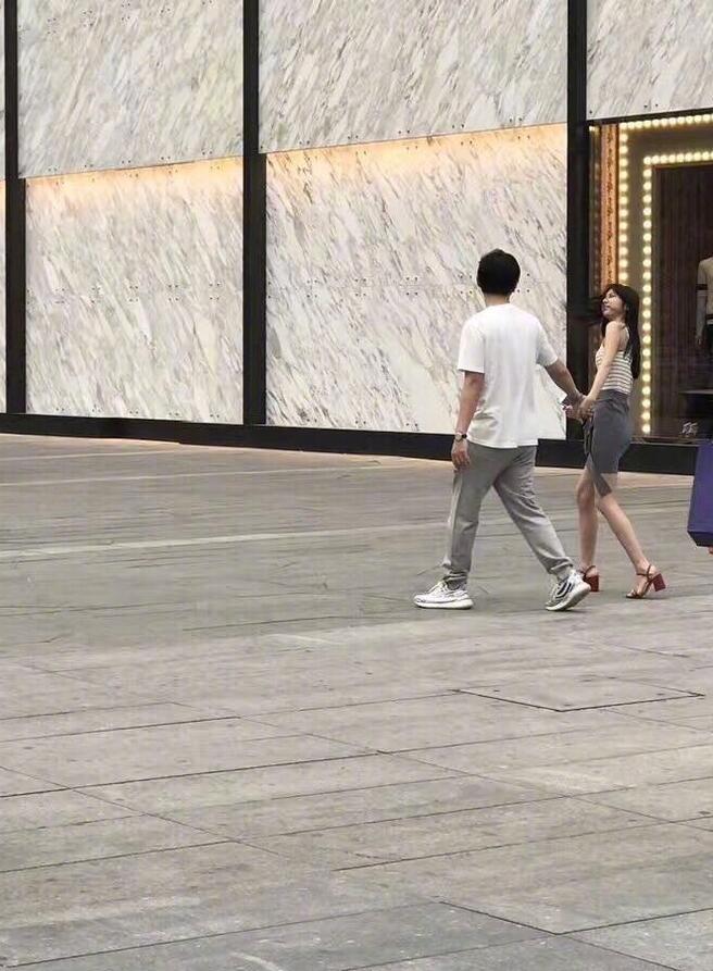 王思聪与豆得儿手牵手逛街 女方美腿吸睛-北京时间