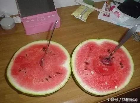 中国人用勺子挖西瓜吃的样子,让韩国日本人羡
