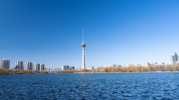 北京市发布大风蓝色预警！大风劲吹蓝天现，北京全域空气质量转优
