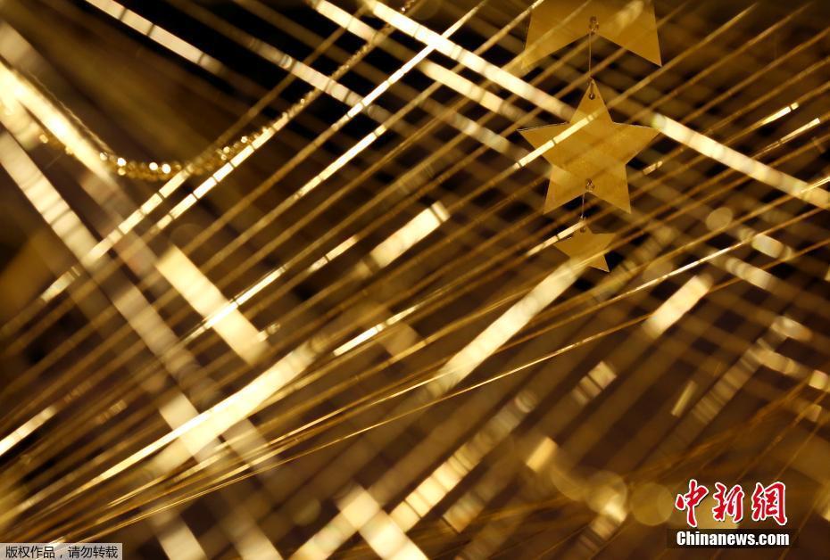 去年圣诞节前，在日本东京，一棵纯金圣诞树在银座一家百货商店售卖，圣诞树由19公斤黄金装点，售价180万美元（约合人民币1240万元）。