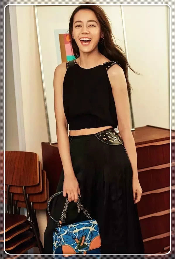 迪丽热巴穿紧身吊带裙,连走路都那么惊艳,怪不