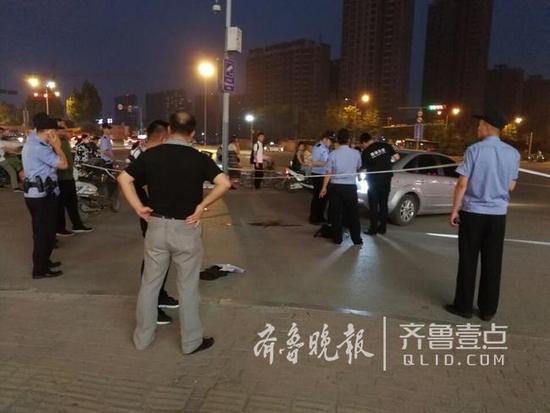 中年女子被男子当街狂捅十多刀 现场有大滩血迹