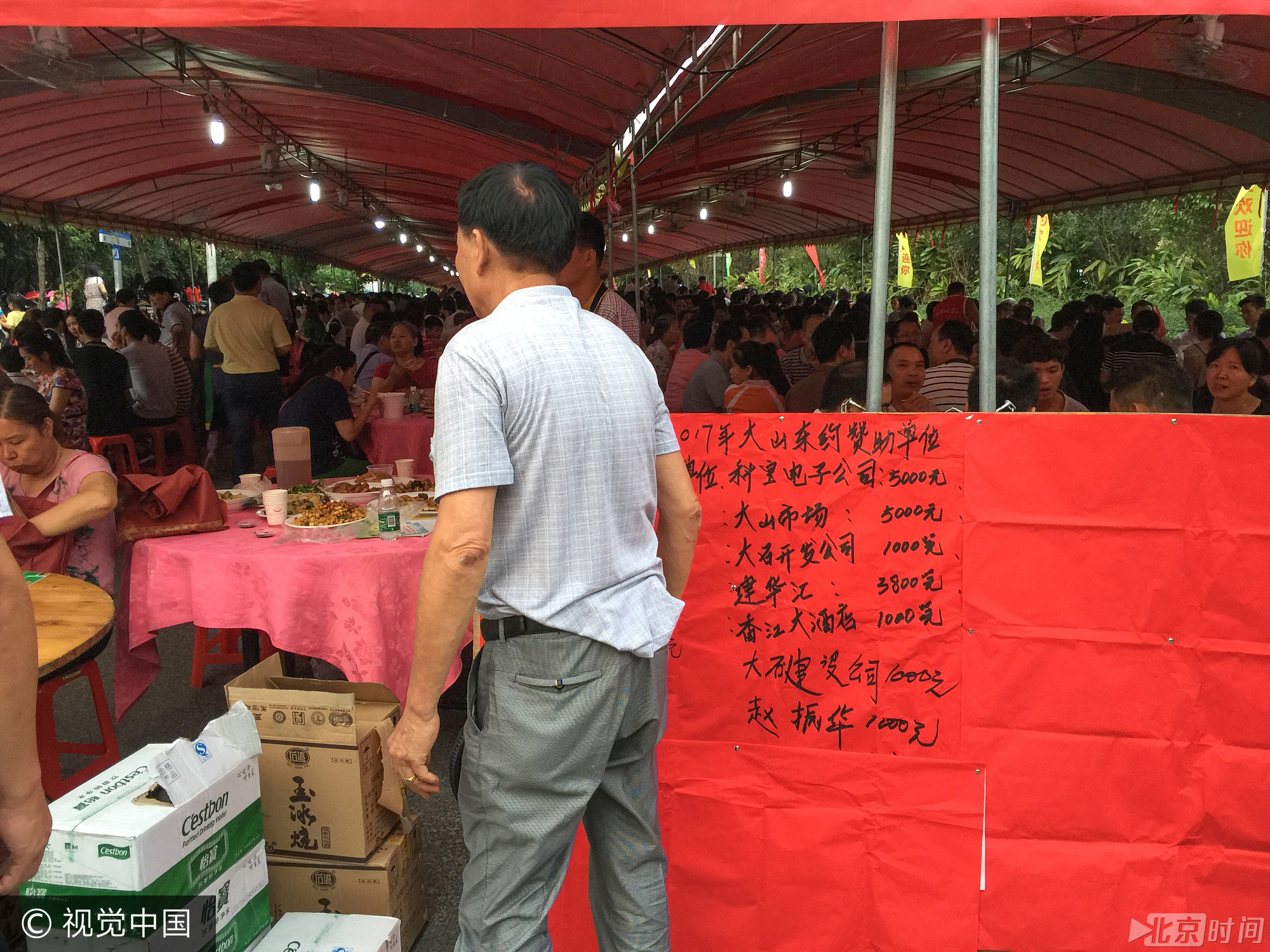 广州番禺区大石大山村每逢端午节都会短暂封路摆上九百多围龙船饭庆祝端午节!节日气氛浓厚,村民们其乐融融!