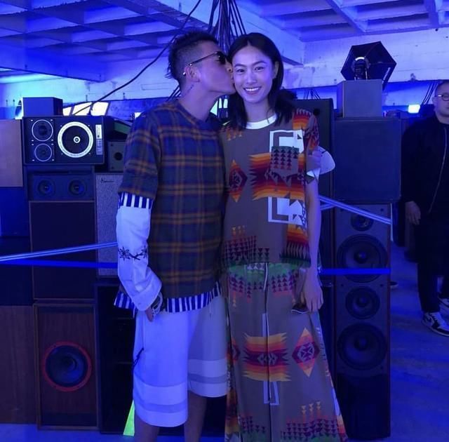 好甜!陈冠希晒亲吻秦舒培的照片秀恩爱,称对方