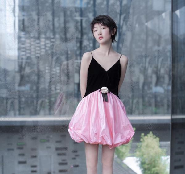 曝周冬雨深夜醉酒 烂醉如泥靠助理搀扶被疑恋情生变?(图5) 曝周冬雨深夜醉酒 烂醉如泥靠助理搀扶被疑恋情生变?(图5)