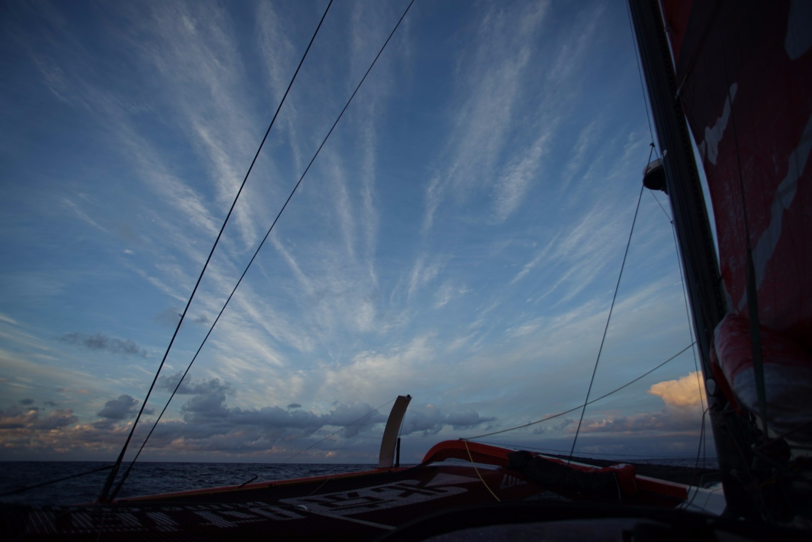 组图-大西洋上空变幻莫测 瑰丽美景辉煌至极