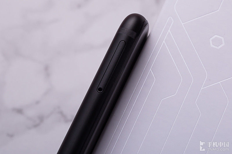 荣耀Play幻夜黑酷玩版 专属镭雕线条