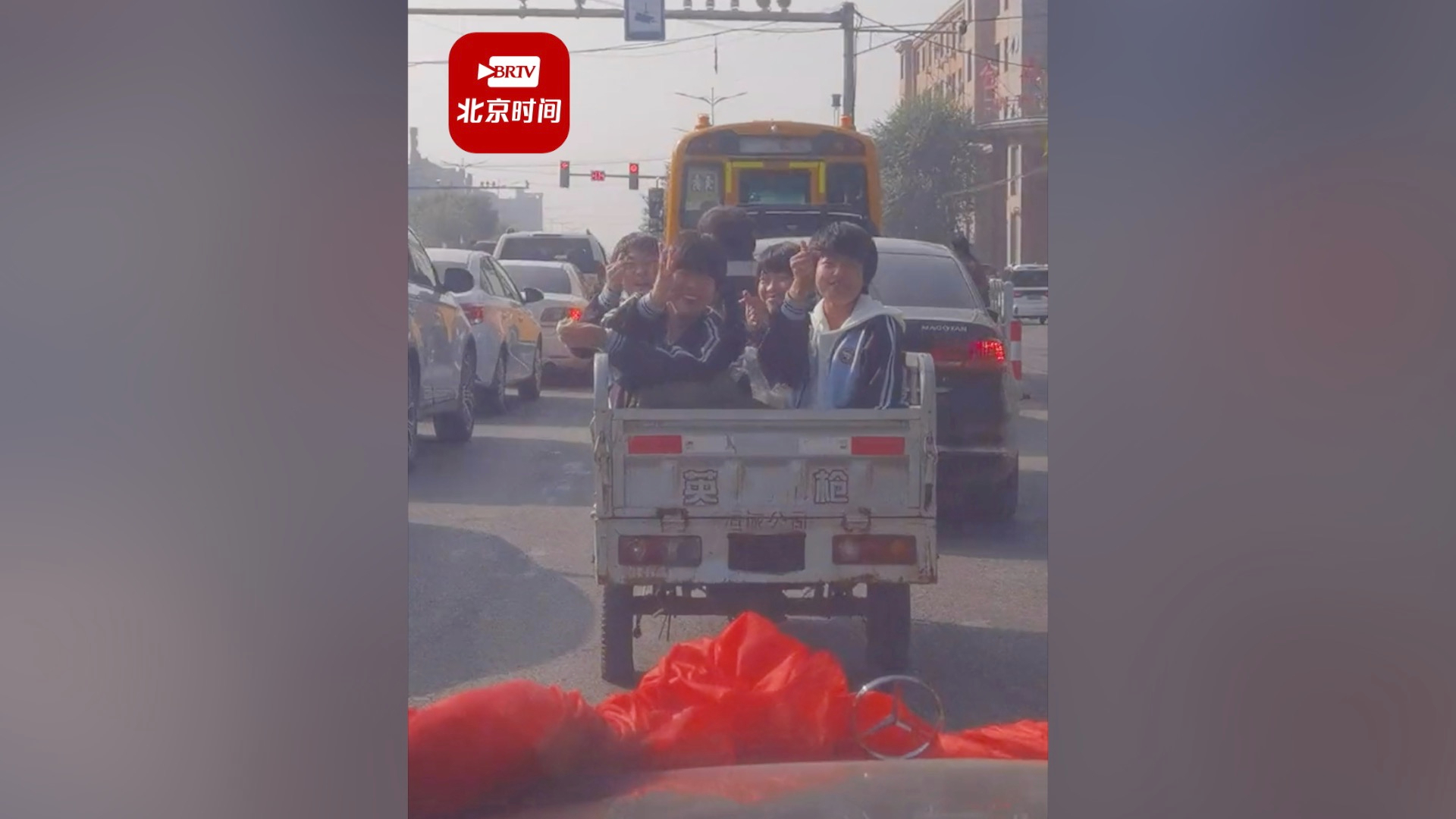 小学生偶遇婚车对着比心送祝福 司机闪灯回应还趁红灯送上喜糖