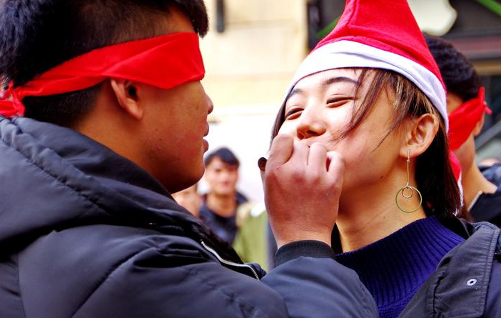 武汉上演花式kiss秀 满脸口红唇印引围观