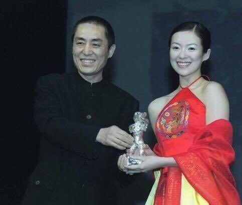 张艺谋罕见发声力挺袁立,章子怡的心凉了半截