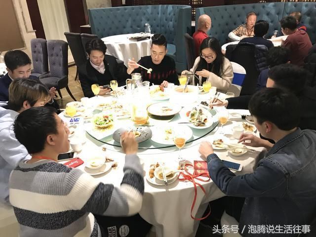 王者荣耀大神聚餐曝光,这两桌8个国服第一!菜