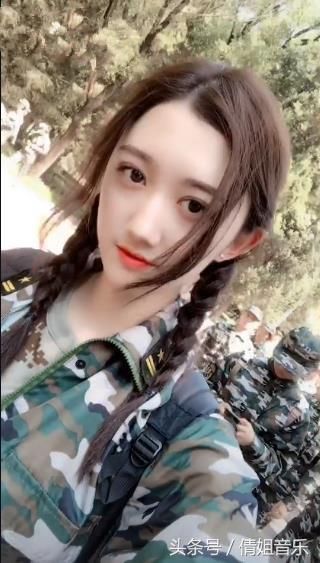 抖音军训女神,天生丽质晒不黑,网友:表情很俏