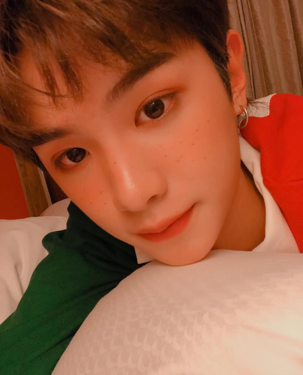 Justin黄明昊真人吃鸡综艺路透照曝光! 露肌肉