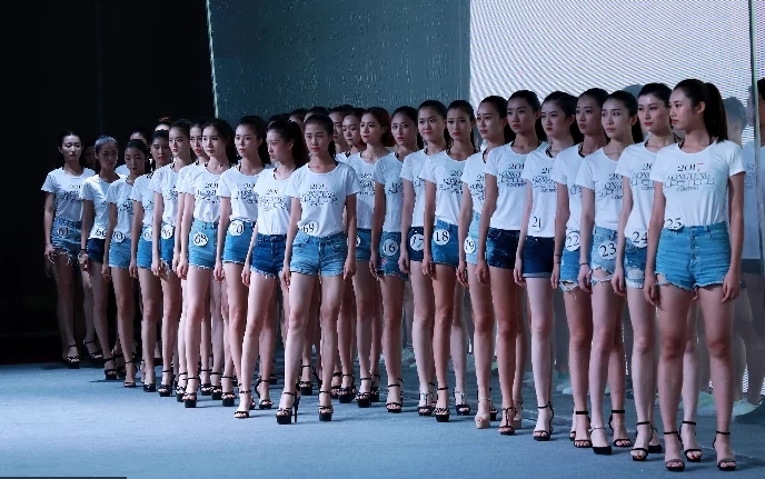 参赛女大学生中,身高最高的达到180厘米,穿上高跟鞋后身高达到190厘米,众多选手站在一起如同“美腿如林”。