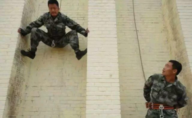 看完《战狼2》吴京18个月部队训练照,网友感慨