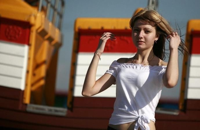 俄罗斯海滨城市海参崴 大街上的美女随处可见 游客不愿离开